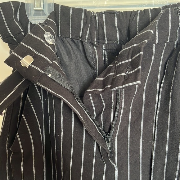 Pinstripe loose leg dress pants with waist tie and zipper size medium/large - Picture 2 of 2